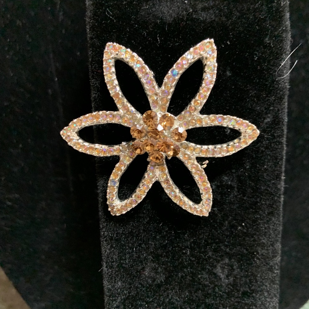 Vintage rhinestone Daisy Brooch